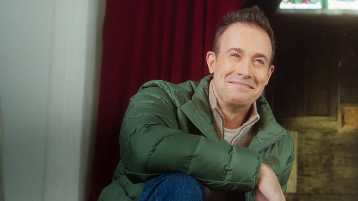 who doesn't love a holiday movie about Latin pop stars, quinceañeras, tías chismosas and romance? Christmas With You, starring Freddie Prinze Jr. and Aimee Garcia, has something for the whole fam ❤️