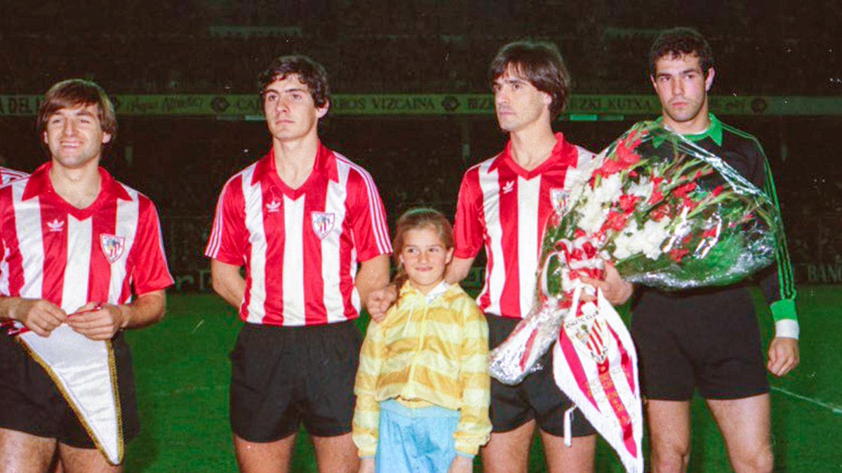❤️ Hasta siempre, Txetxu. Una zurda de seda, puro ingenio en el pase y centro al área… Un 11 inolvidable. Rojo I deja en el Athletic una huella imborrable. 🦁 Auténtico mito rojiblanco.