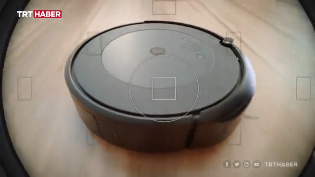 Robot süpürgeniz sizi izliyor olabilir… Dünyaca ünlü firmaya ait bir robot süpürgenin habersizce çektiği mahrem fotoğraflar, sosyal medyaya sızdı. Robot süpürge sahiplerini tedirgin eden olayın ardından bu aletlerin tehlikeli olup olmadığı tartışma konusu.