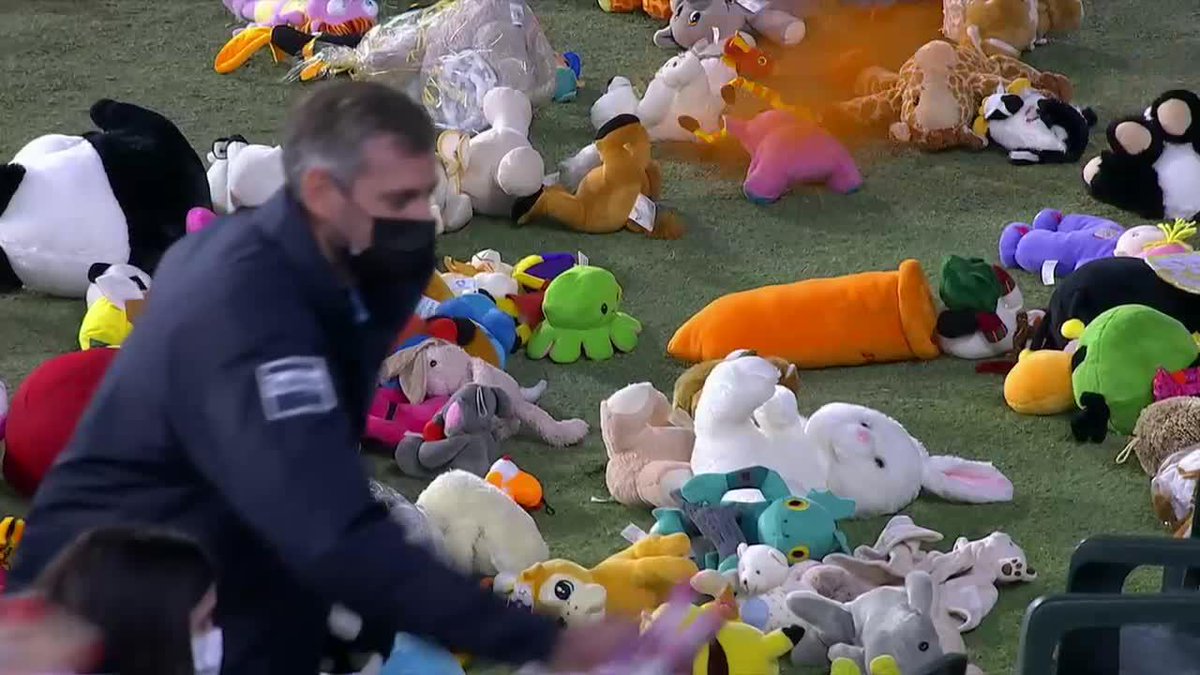 When Real Betis fans threw thousands of stuffed animals on the pitch for children in need last December ❤️