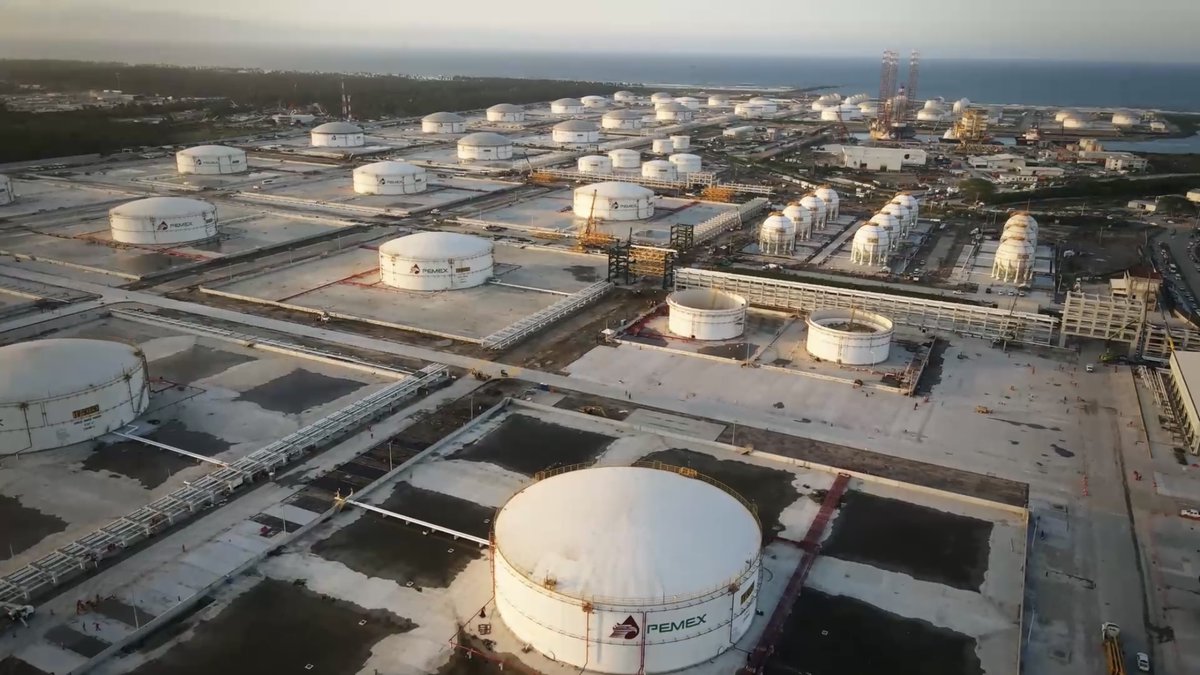 Visité la refinería Olmeca en Dos Bocas construida en tiempo récord mundial. Está en fase de integración y prueba; el 1° de julio comenzará a procesar 170 mil barriles diarios de petróleo crudo y el 15 de septiembre el doble. 1/2