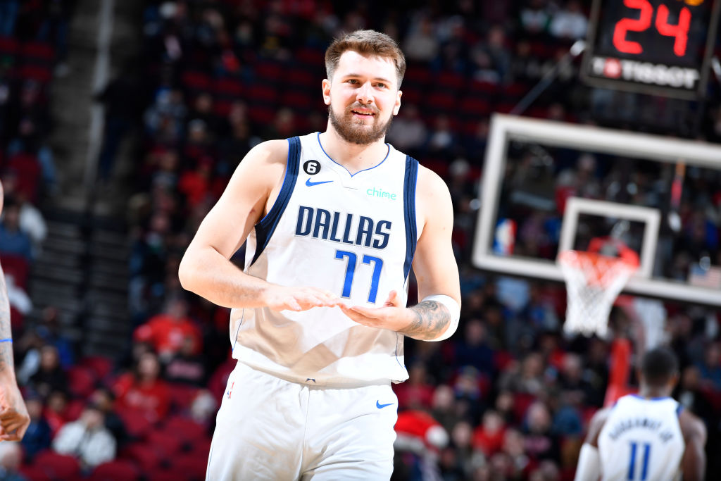 Pero QUÉ LOKURA es esta 🔥 50 puntos 10 asistencias 8 rebotes 6 triples 3 recuperaciones El tremendo partidazo de @luka7doncic antes del #NBASundays