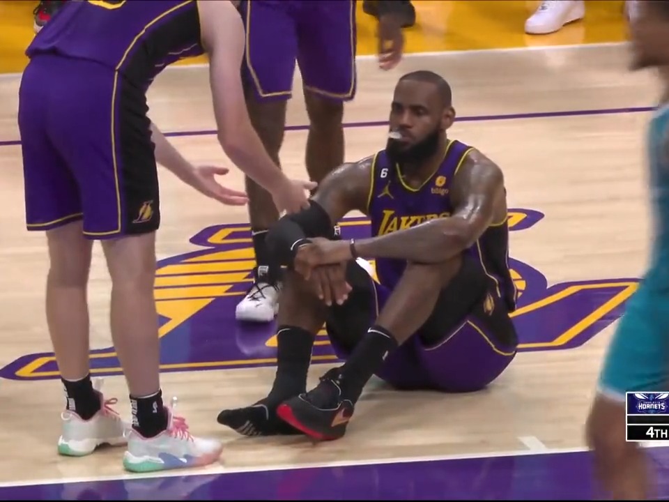 WILD FINISH! LeBron ties it (18 PTS in 4th) LaMelo turnover Lakers blow 4-1 break LeBron goaltending LeBron loses his shoe Schröder misses shot Lakers lose "2 days before Christmas, he wanted to play in a stocking."