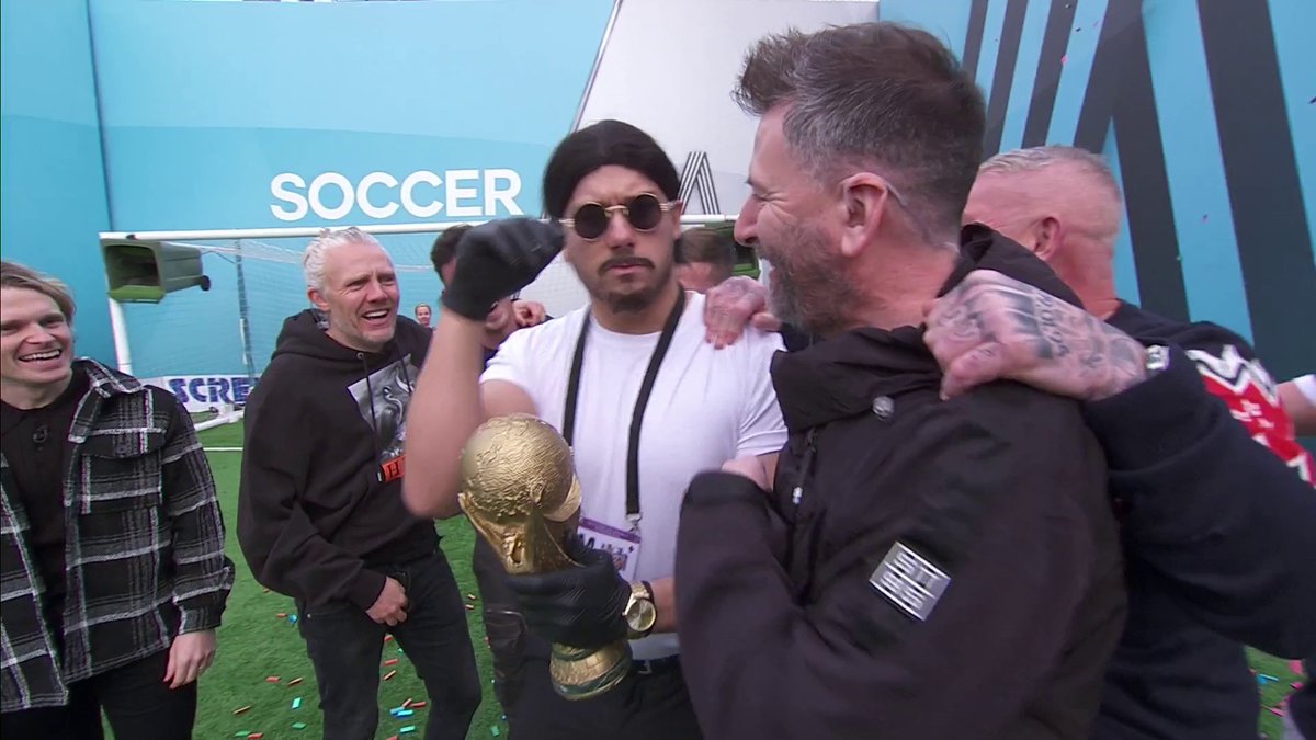 Soccer AM taking the piss out of Salt Bae after Dean Windass wins £500 for the Spurs fans.. Brilliant 😂🧂 📹 Soccer AM