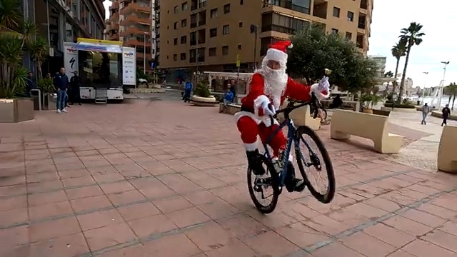 Ho, ho, ho... Have a merry wheelie Christmas! I wish all the best to you and your loved ones. Together with my friends at * and 100% we'd like to hold a special Christmas giveaway! 🎁🎁🎁 Head over to my Facebook page to take part and try your chance!