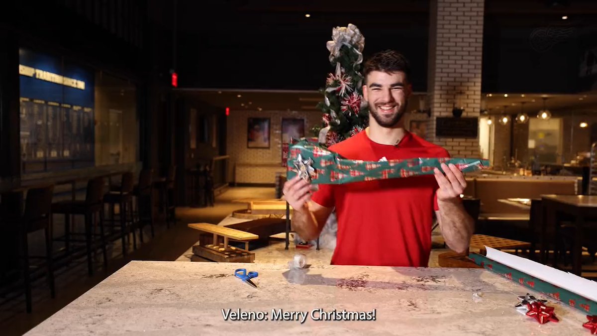 Last minute gift wrapping? Us too. 🎅🎁🎄