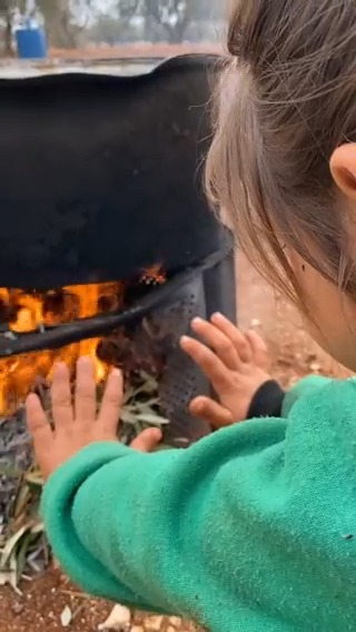 أطفال تحت الخيام يرتعشون برداً في واقع تدمع له العين، ونحنُ لهم.. نُغيث قلوب المضطرين وننقذ أرواحهم. "وَمَنْ أَحْيَاهَا فَكَأَنَّمَا أَحْيَا النَّاسَ جَمِيعاً" إحسانك ينقذهم 👇🏼