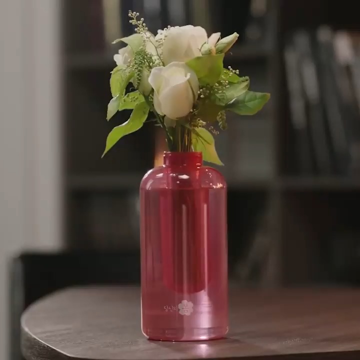 This flower vase by Samsung can put out a fire in seconds.🏺