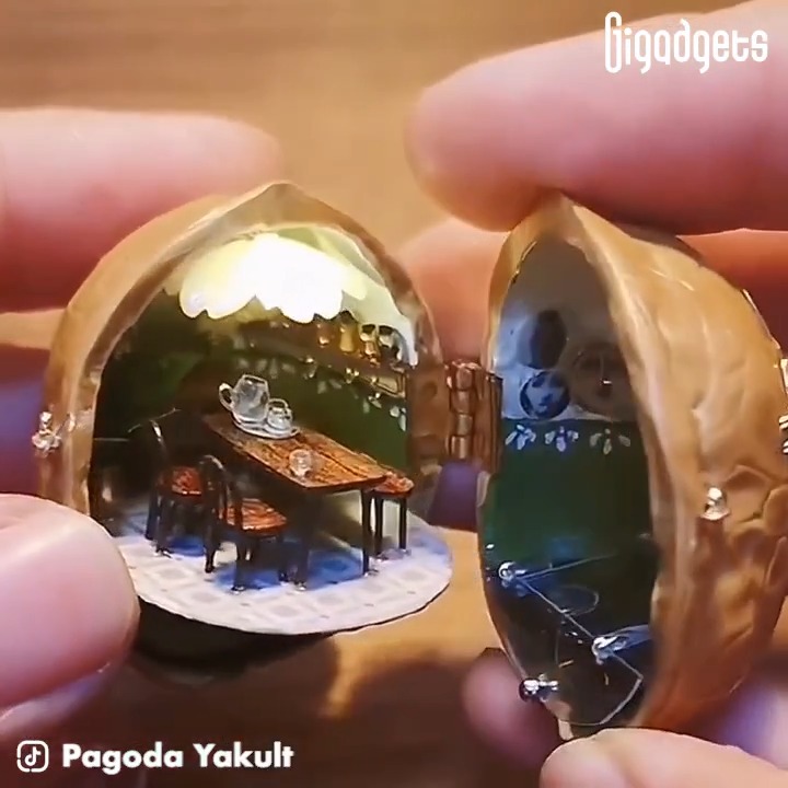 Mind-blowing DIY Christmas gift idea: artworks and miniatures made using walnut shells. And a few more interesting facts about the creation of these tiny works of art. #gigadgets #diyideas #handicrafts #amazingart #christmasgifts