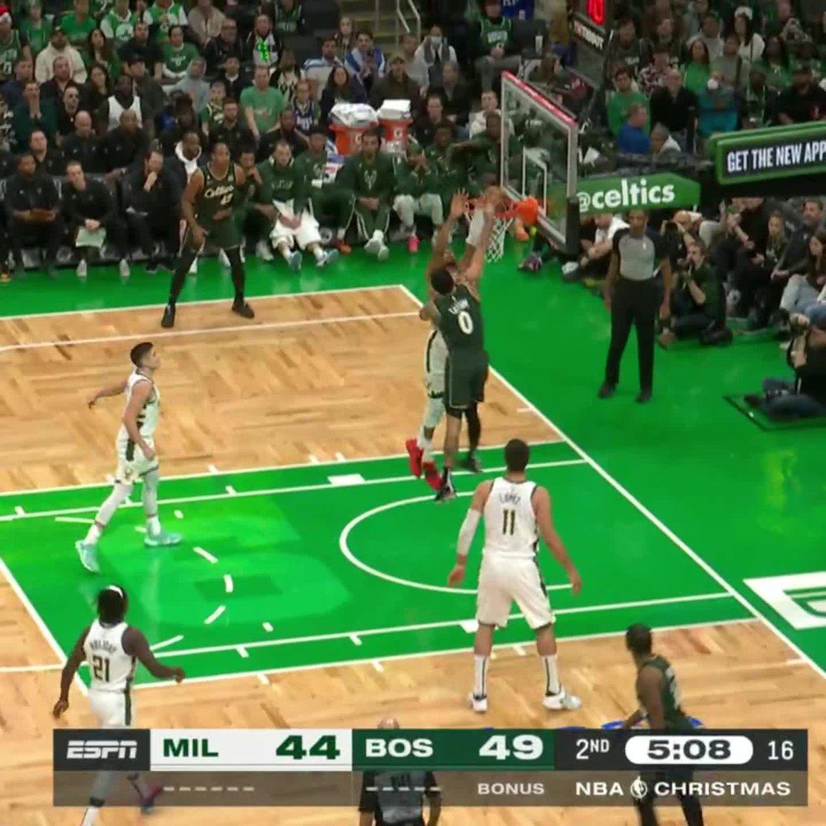 TATUM PUNCHED IT ON GIANNIS 🤯