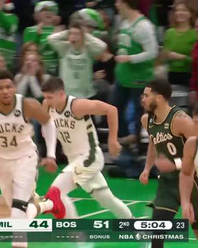 HE CAUGHT ONE 🗣 Jayson Tatum hammered it home in tonight's JetBlue Play of the Game