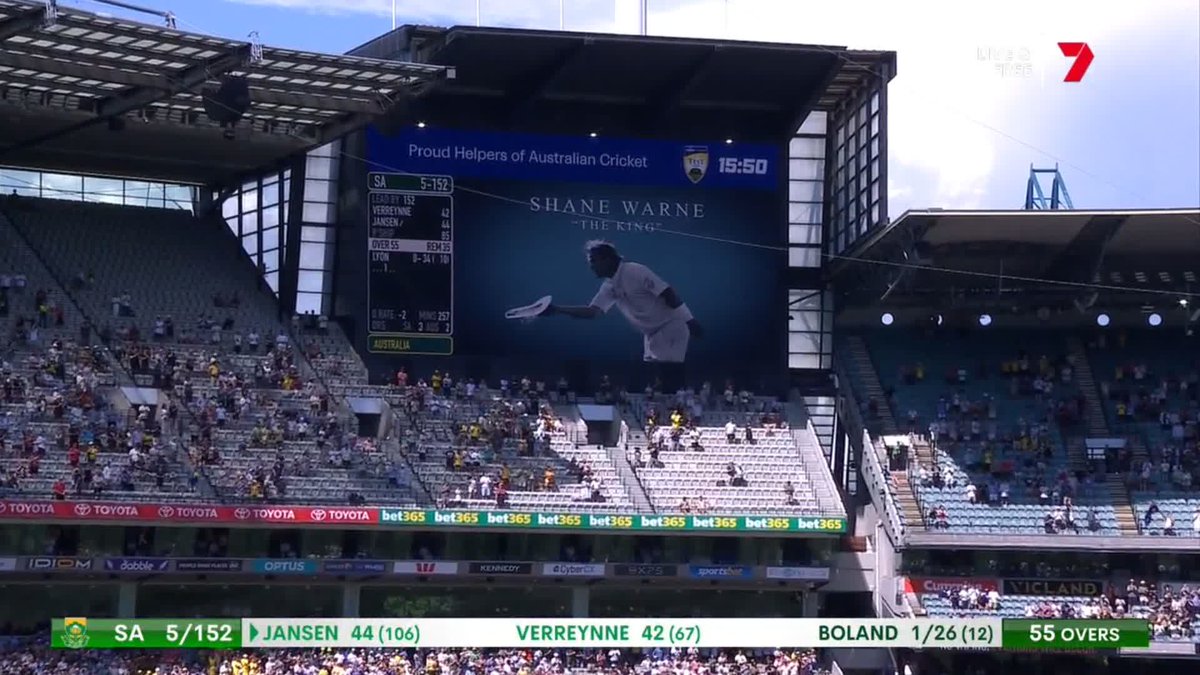 The MCG crowd rises as one at 3:50pm to salute Shane Warne 👑