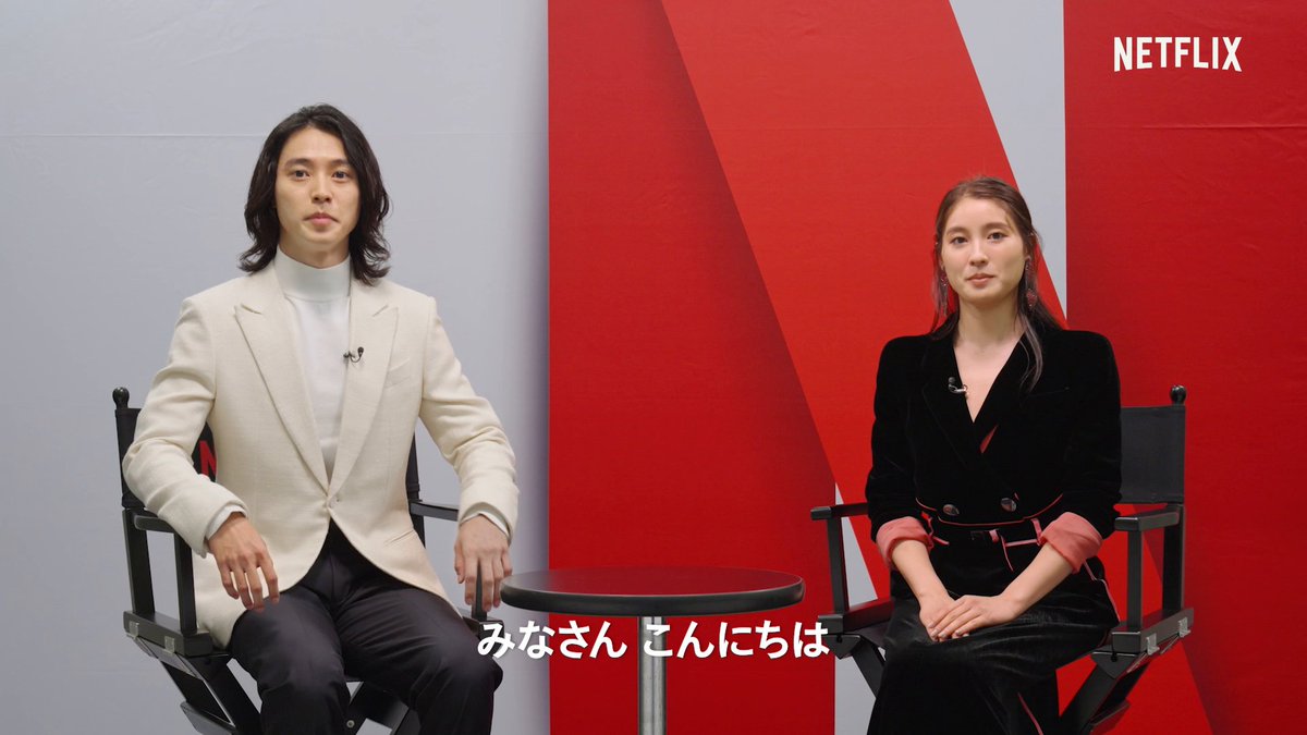 シーズン2の配信が開始された『今際の国のアリス』の主演、#山﨑賢人 と #土屋太鳳 にインタビュー。 シーズン2の舞台裏や役との共通点など、作品の魅力だけではなく、2人の人柄も知ることができるここだけの話を聞いてみた。 #今際の国のアリス #aliceinborderland2