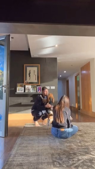 EL RECIBIMIENTO MÁS TIERNO: Gonzalo Montiel y Karina Nacucchio regresaron a Sevilla y les dieron la bienvenida.