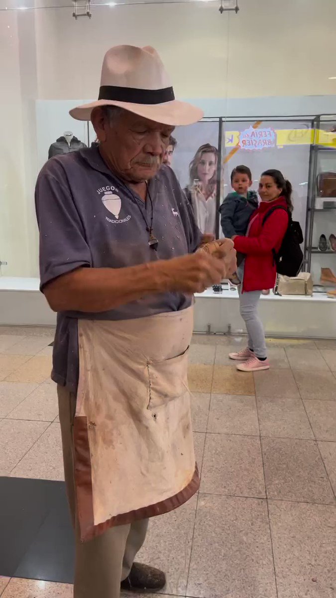 ¡Éste si sabe agarrar un trompo en la uña!