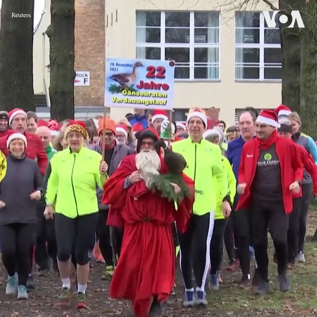 德国柏林的民众26日参加第22届年度 “烧鹅消食跑步 Roast Goose Digestion Run”，努力消耗圣诞大餐积累的卡路里。由于新冠疫情这个活动曾停止了两年。烧鹅是德国人圣诞节的传统美食。