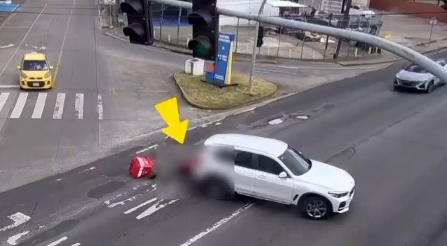 Cámaras del Centro de Operación Nacional captan una colisión en la Vía España. El motorizado fue trasladado a un centro médico. #TReporta