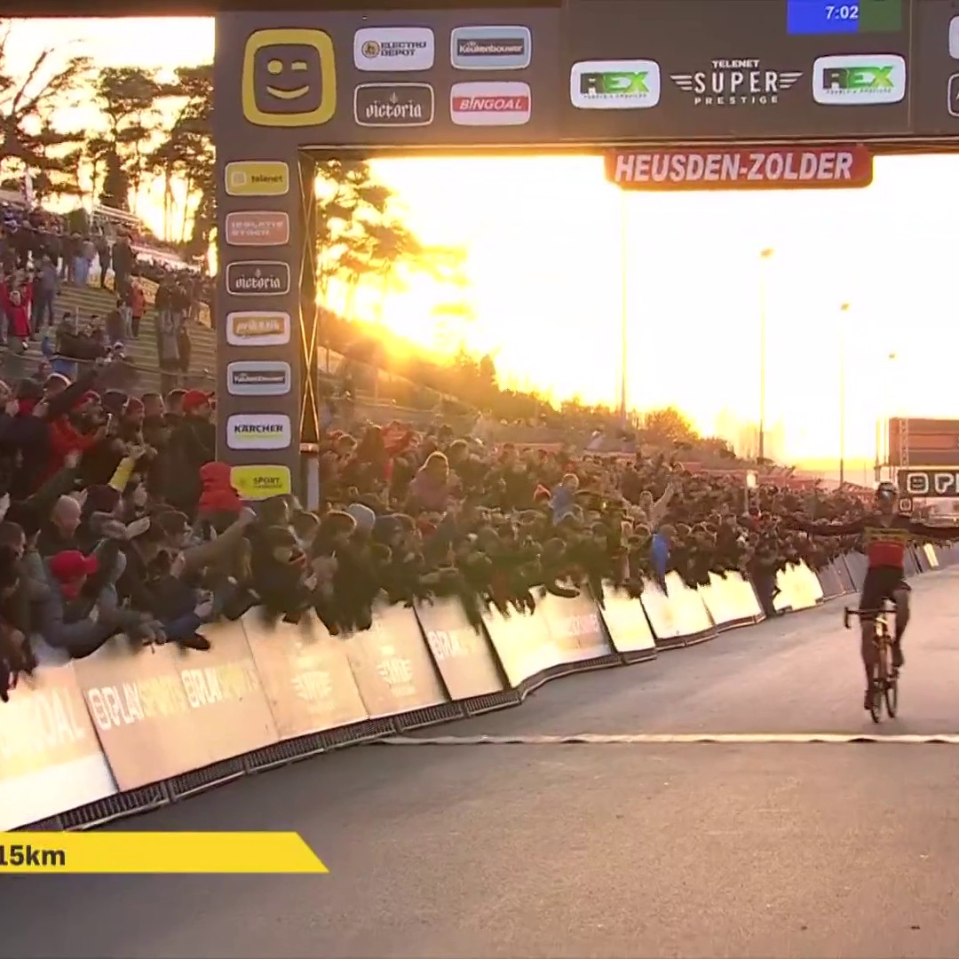 ๐ฅ ยกQUร VICTORIA DE WOUT VAN AERT! ๐ดโโ๏ธ El belga se impone en la recta final a Van der Poel en una autรฉntica lucha de titanes ๐ Enorme la carrera que nos han regalado ambos en el Superprestige de Zolder