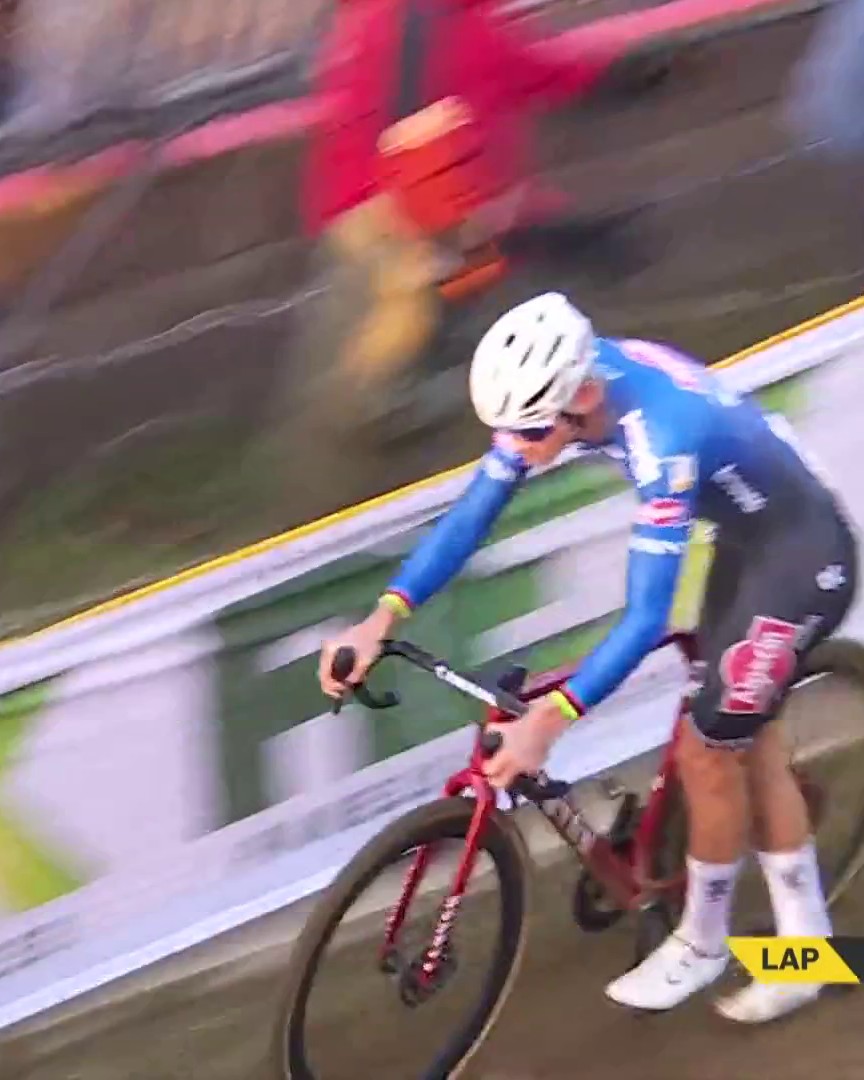 🇧🇪 Wout van Aert s'impose et prend sa revanche ! Van der Poel a craqué dans la dernière ligne droite au terme d'une course folle 💥 Suivez la Coupe du monde de cyclo-cross sur Eurosport #LesRP #SPHeusdenZolder