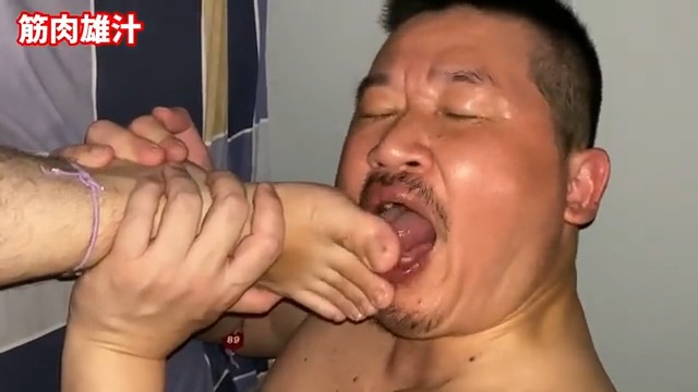 #筋肉雄汁 #雄汁外送 #腳控 上次大叔跑去漢士玩 遇到喜歡被舔腳的肉壯 TOP 熊 結果舔一舔下面馬上就硬梆梆了 有誰也想被舔腳ㄚ
