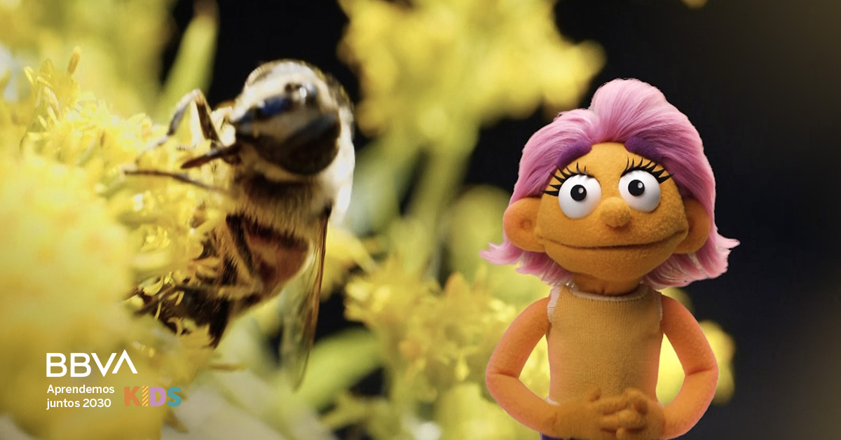¿Sería posible un mundo sin abejas? Beta nos descubre el maravilloso trabajo de estos insectos y cómo cuidar a las abejas para que no desaparezcan en el futuro. #AprendemosJuntos #KidsBichos #AprendemosJuntos2030