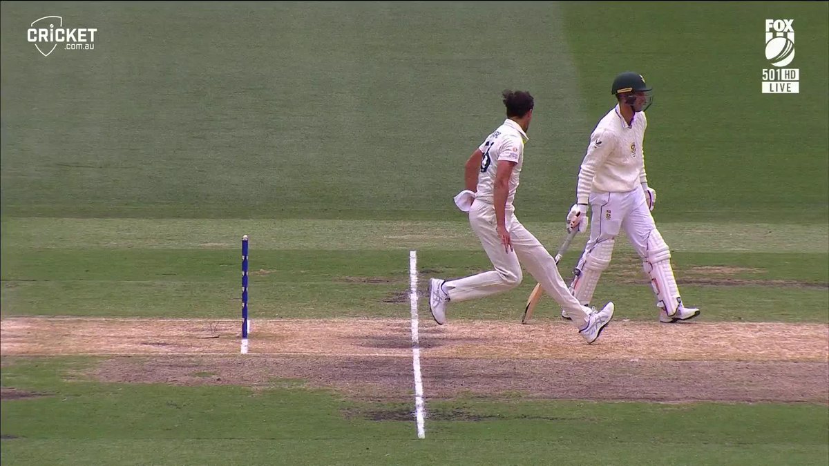 Wow! Starc reminding de Bruyn to stay grounded! ๐ฟ#AUSvSA