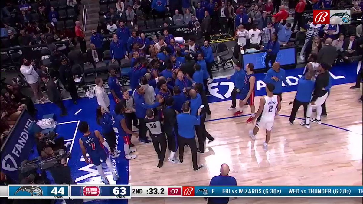 PISTONS-MAGIC MAYHEM 🚨 Moe Wagner shoved Killian Hayes into the Pistons bench. Hayes retaliated by punching him in the back of the head and Wagner appears to lose consciousness.