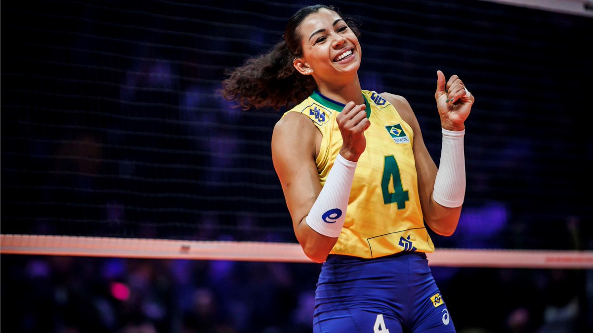 ⏪ That Time... Brazilian 🇧🇷 middle blocker Carol hosted a "Blocking Party" with 10 🆚 Italy 🇮🇹 in their semifinal match of the 2022 World Champs. 📺 Full match replays of the World Champs on VBTV. 🏐 #volleyball #Recap2022