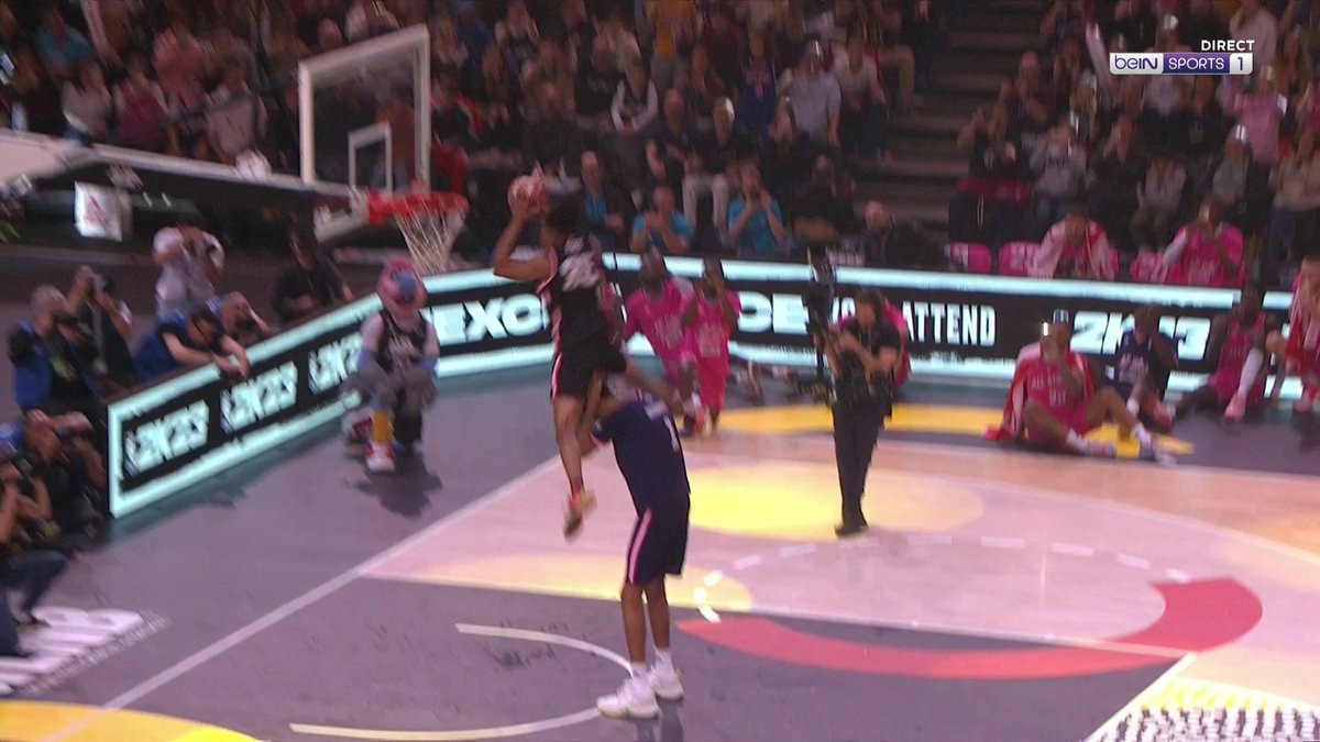😱 DAMN : Yves Pons qui passe au-dessus de Victor Wembanyama (2m21) !!!