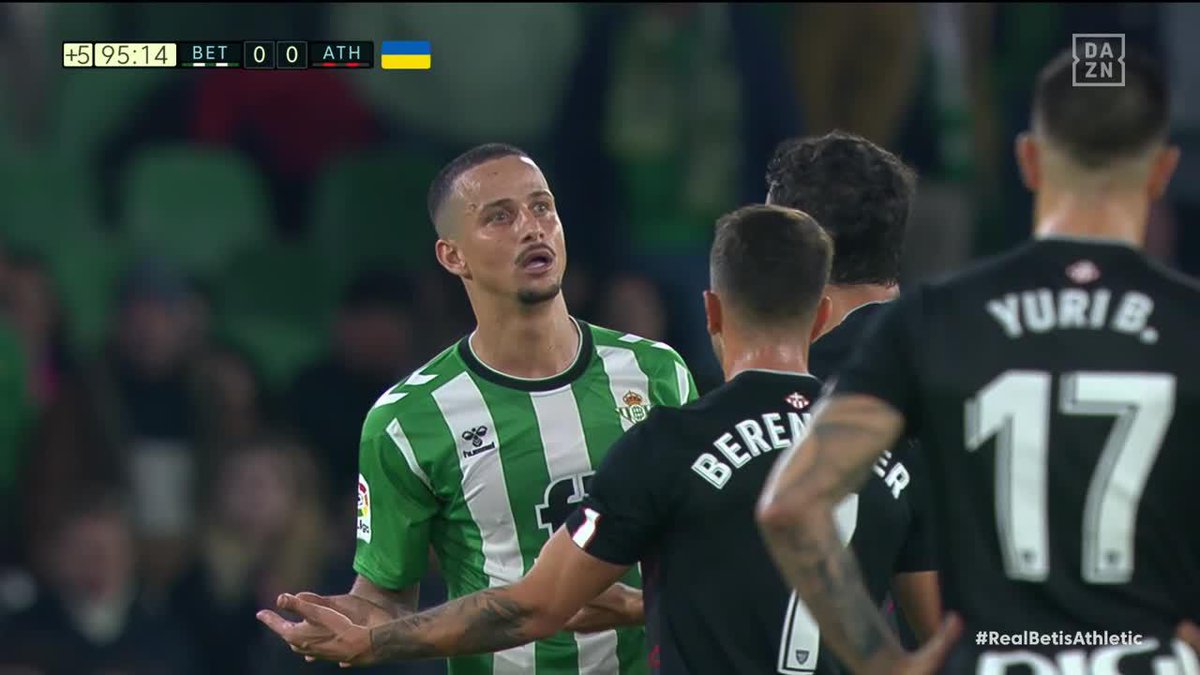JAMÁS ES ROJA ESTO. JAMÁS. Se están cargando el fútbol.