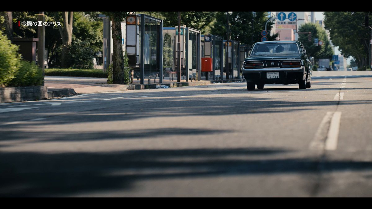 突然現れた謎の覆面に追われるアリスたちのド迫力なカーチェイスシーン。 停車した車を避けながら大通りを猛スピードで駆け抜ける前代未聞のカーアクションと、クールな表情で攻めまくるアン(#三吉彩花)の超絶ドライブテクニックは必見! #今際の国のアリス #AliceinBorderland2
