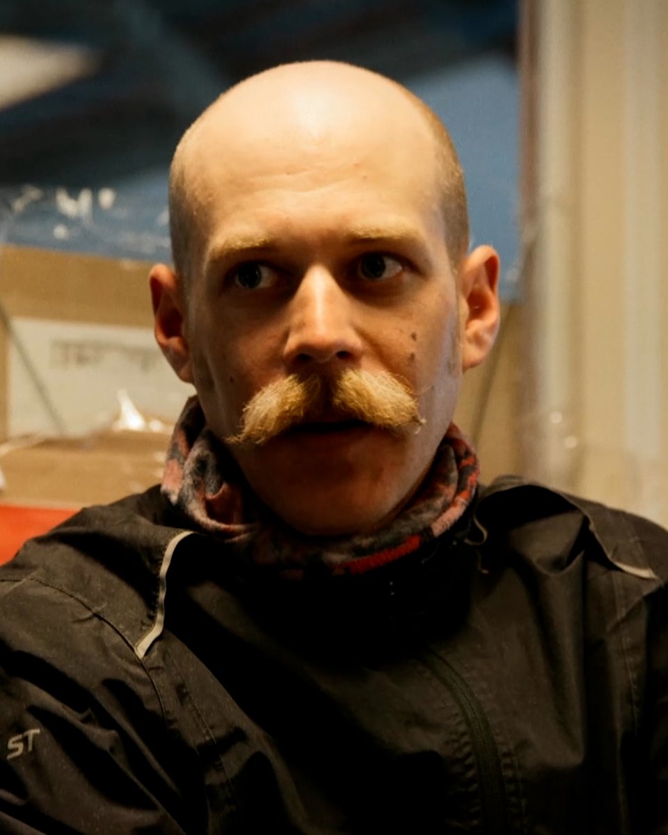 ‘Laten we een wereld opbouwen waar je nooit deel van uit kunt maken,’ fietskoerier Maciej komt tijdens zijn dagelijkse ritten steeds meer ongelijkheid tegen in de stad. Kijk de vijfdelige docuserie 'Trappers' nu helemaal op NPO Start #trappers