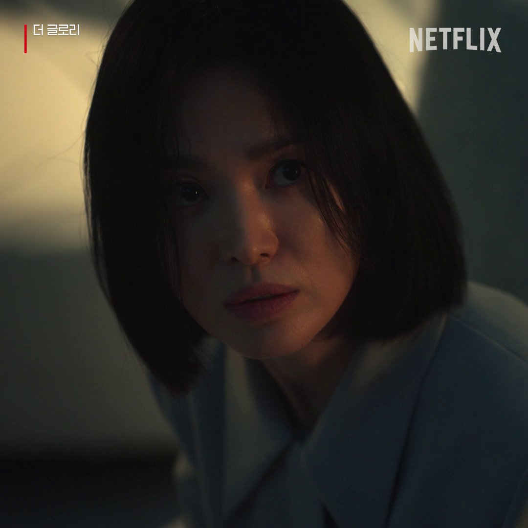 한 여자가 온 인생을 걸어 준비한 복수. 파멸에 얽혀가는 그들의 이야기를 시작합니다. <더 글로리>, 지금 넷플릭스에서. #더글로리 #TheGlory #송혜교 #이도현 #임지연 #염혜란 #박성훈 #정성일 #김히어라 #차주영 #김건우 #넷플릭스 #Netflix
