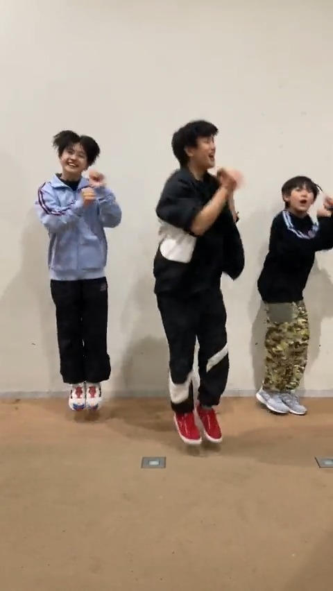 リハーサル中も #ウサギダンス🐰‼️ ポイントはニンジンを食べるポーズ🥕 #真弓孟之 #池川侑希弥 #亀井海聖 #AmBitious #Boysbe