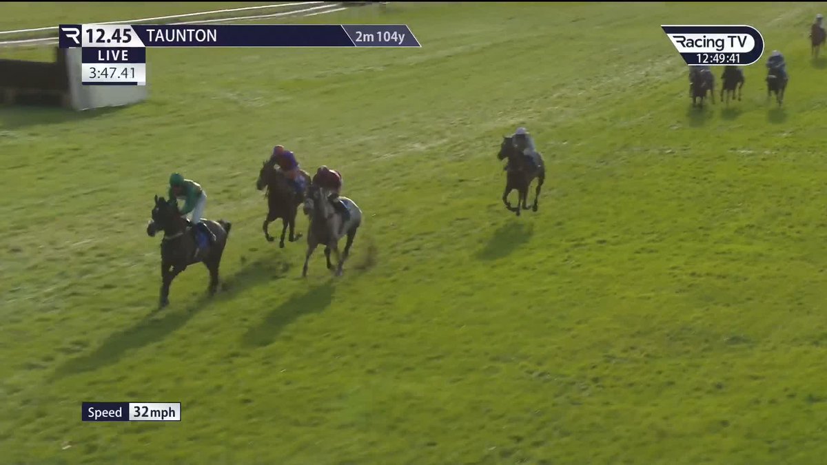 200-1 WINNER KLAXON! Inspiratrice, trained by Nicky Martin, defies his mammoth price with a shock victory in the 2m½f juvenile hurdle Taunton Racecourse & Conference Centre under Sean Bowen 👀