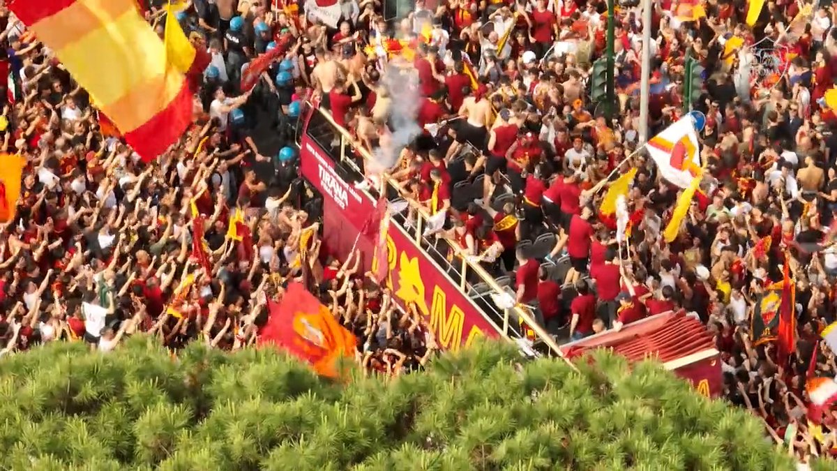 🚍🏆 Una giornata tutta nostra 💛❤️ #ASRoma