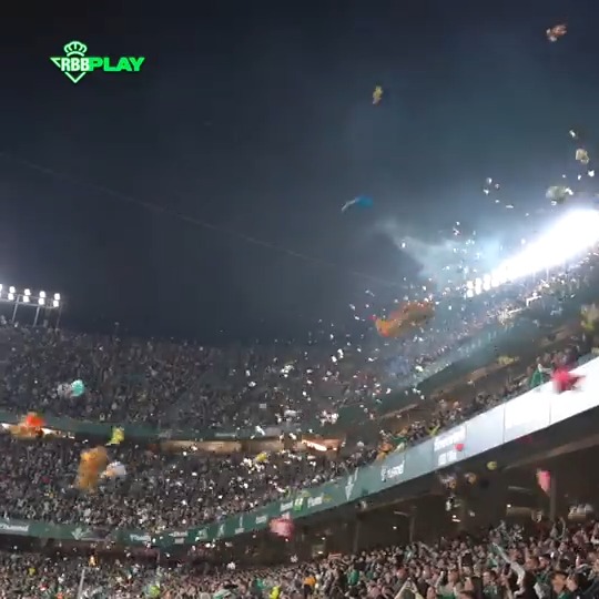Real Betis contó con su tradicional lluvia de peluches 🧸 en el partido vs. Athletic Bilbao. Forma parte de una hermosa iniciativa "para que ningún niño se quede sin juguete estas fiestas". Juntaron un total de 14 mil. MARAVILLOSO. 🎁⚽❤️