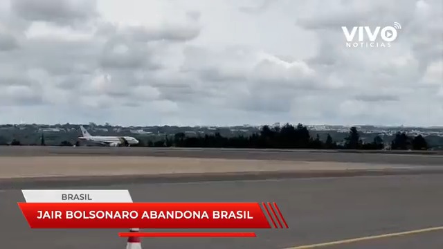 Bolsonaro ha abandonado Brasil en un avión de la Fuerza Aérea rumbo a EE.UU, justo 2 días antes de finalizar su presidencia y traspasar el poder a Lula y dejar de tener la inmunidad que impide llevarlo a un juicio por sus crímenes contra la humanidad