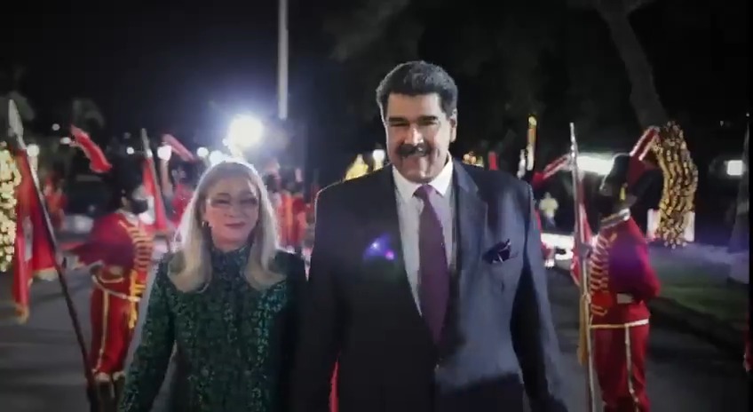#AsiLoDijo || Pdte. Nicolás Maduro: Este sábado #31Dic a las 8:00 pm, estaré junto a Cilia presentando nuestro acostumbrado Mensaje de Fin de Año al pueblo de Venezuela. Será transmitido por televisión, radio y a través de mis redes sociales. ¡Corre la voz! #AmorYPazEnFamilia