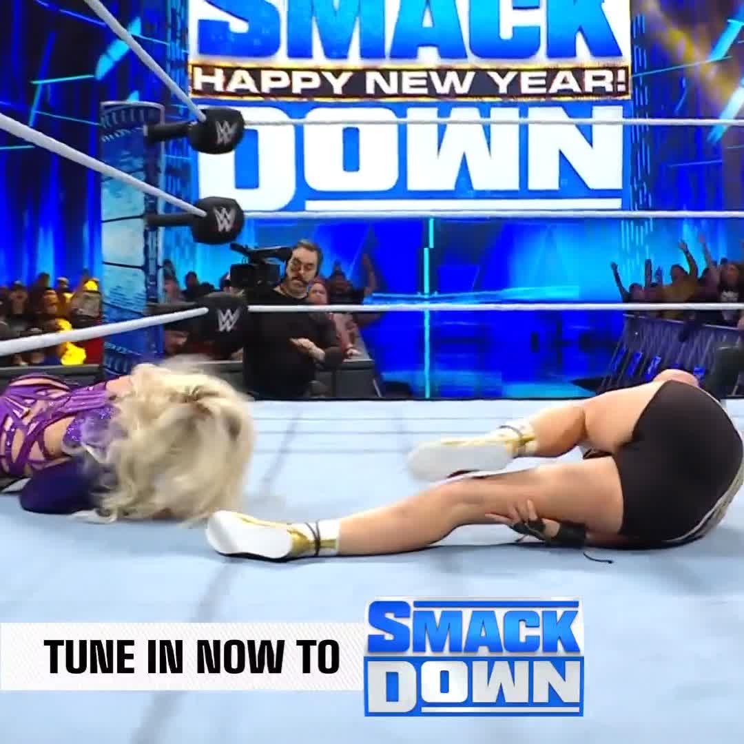 WHAT IS GOING ON?!?! Charlotte Flair IS BACK AND JUST WON THE #SMACKDOWN WOMEN'S CHAMPIONSHIP!!! #SmackDown