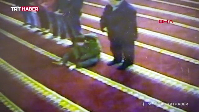 “Alkış yaptığını, mutlu olduğunu gördük, biz de çok sevindik” Bursa’da babasının en arka safa oturttuğu engelli çocuk, cami imamı Osman Civelek tarafından ön safa alınınca büyük sevinç yaşadı.