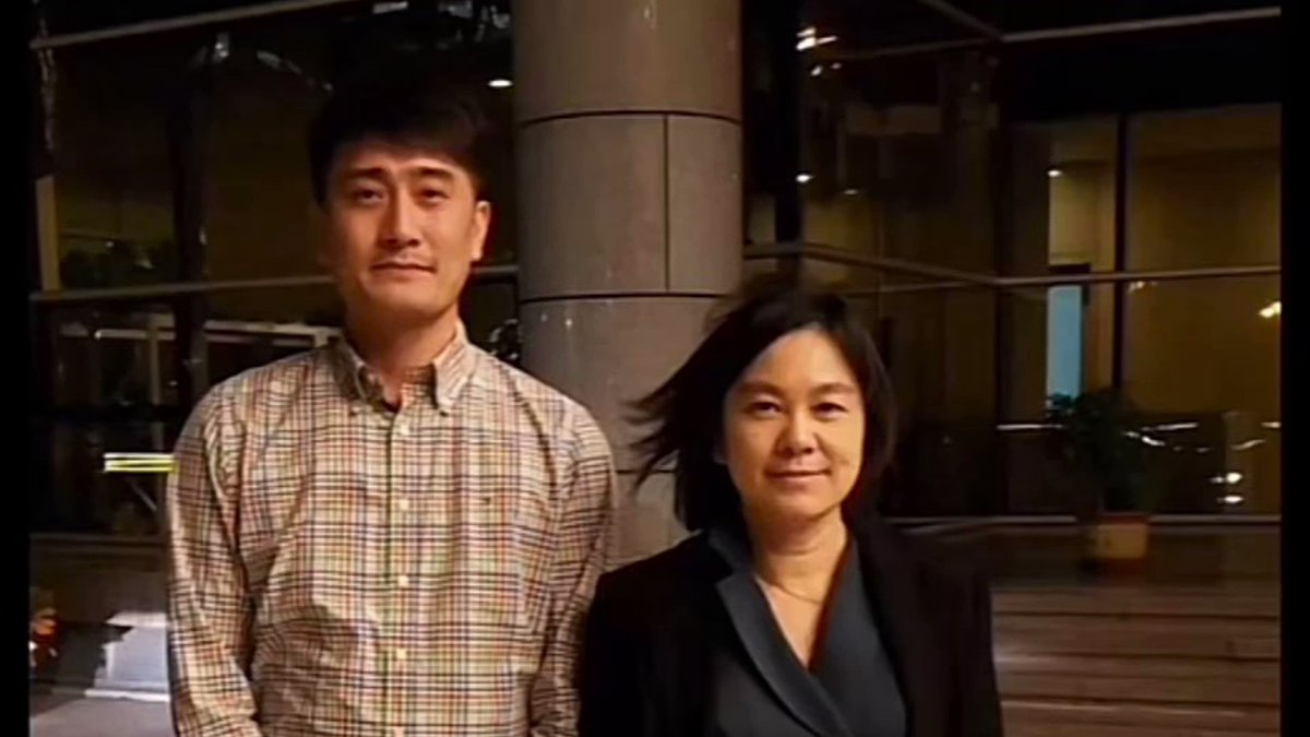 中国外交部退休官员新冠病死几十个，却有年轻官员在网上显摆其手中的四盒辉瑞治疗新冠药物。这是谁家的孩子，这么有能耐？