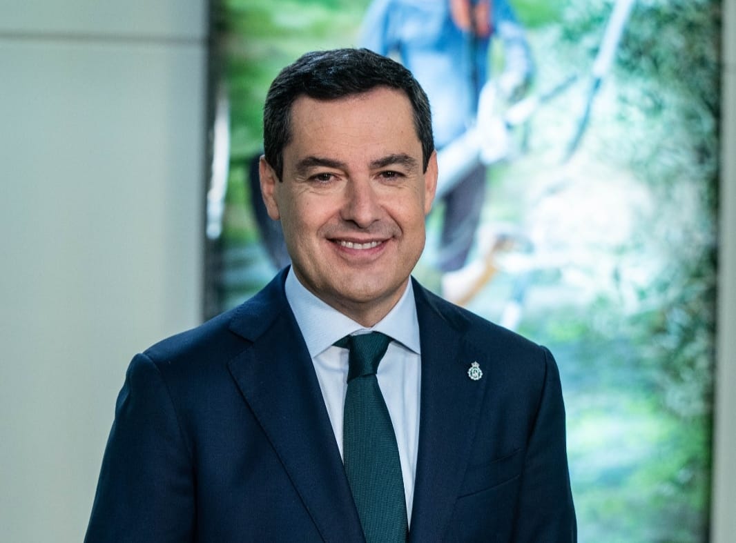 Desde Jaén, la mayor productora de aceite de oliva de España y del mundo, os deseo a todos… ¡#Feliz2023! Que el nuevo año nos traiga alegría y prosperidad. En Andalucía seguiremos gobernando con sentido de la Historia y para todos. Orgulloso de los andaluces. #MensajeNavidad