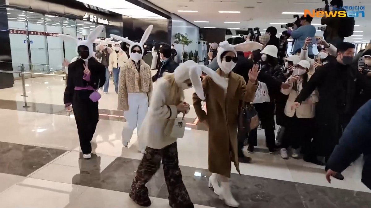 Twice landed back in Korea all wearing Bunny ear hats because 2023 is the Year of the Rabbit, they're so 😭😭