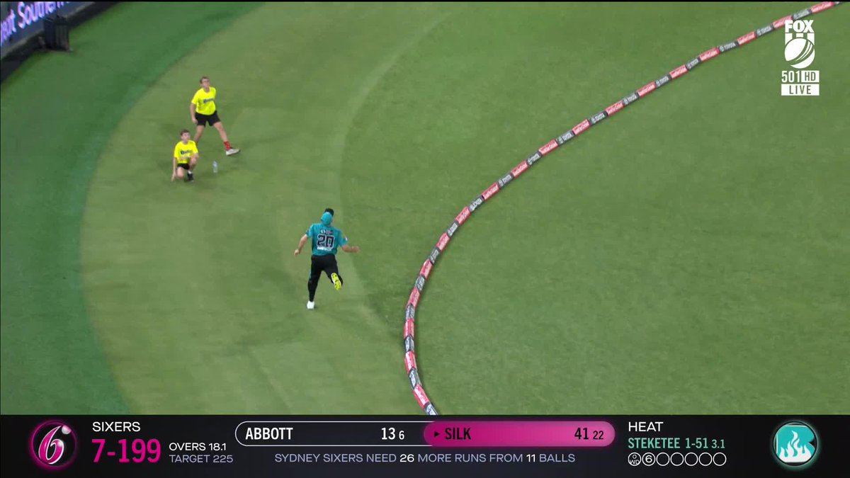 DRAMA. Silk is OUT after a controversial review. In the end it's epic fielding from Neser. 26 from 10 needed. 📺 Watch #BBL12 on Ch. 501 or stream via Kayo Sports ✍ BLOG 📲 MATCH CENTRE