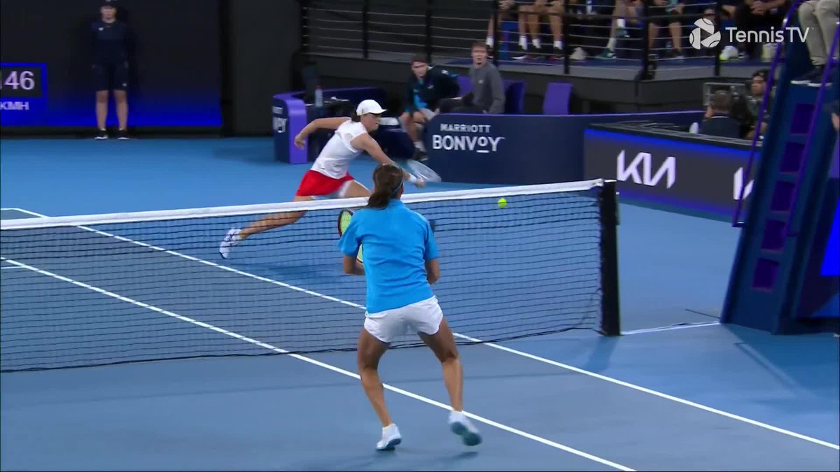 ⚡Iga doing Iga things ⚡ Iga Świątek, around the net post! #UnitedCup