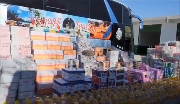🔴👈 إلقاء القبض على تونسيين وهم يهربون السلع الجزائرية بولاية #تبسة داخل حافلة وكأنها سوبيرات 😯‼️