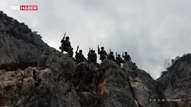"Adım Mehmetçik benim; Ezan oldum dinmedim, dinmem! Bayrak oldum inmedim, inmem! Şehit oldum ölmedim, ölmem!" Mehmetçik’ten yeni yıla özel “Önce Vatan” klibi.