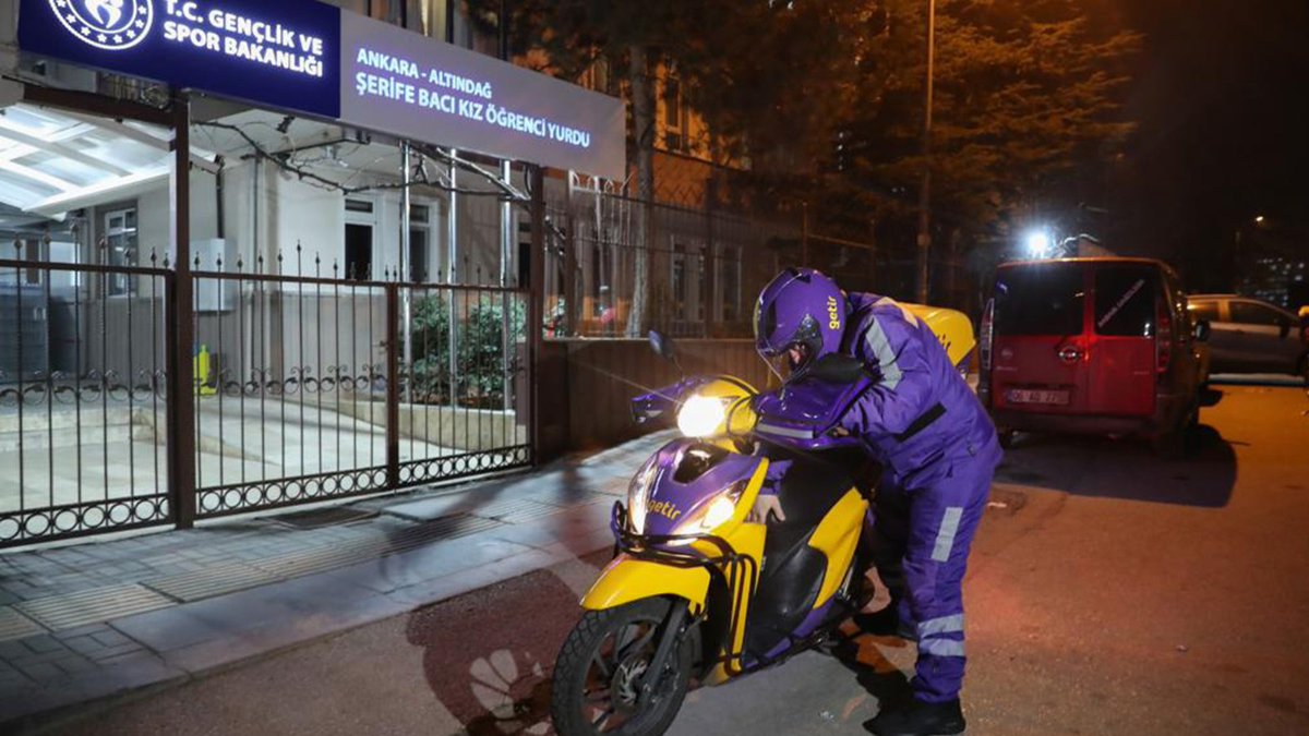 Yeni yıla, en çetin şartlarda dahi mesailerine devam eden moto-kurye arkadaşlarımızla birlikte girdik. Montumuzu giydik, siparişleri teslim ettik. 2023'ün emekçi kardeşlerimizin yılı olması için çalışmaya devam edeceğiz.
