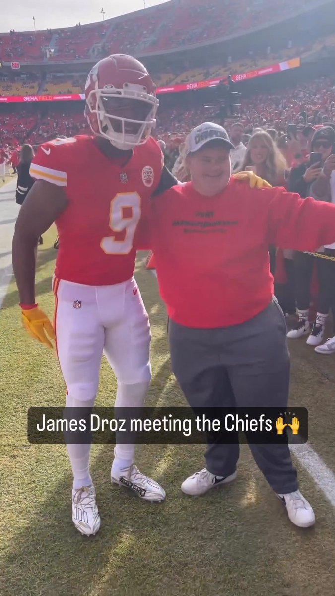 James Droz meeting the Chiefs is great 👏 (via Braiden Turner)